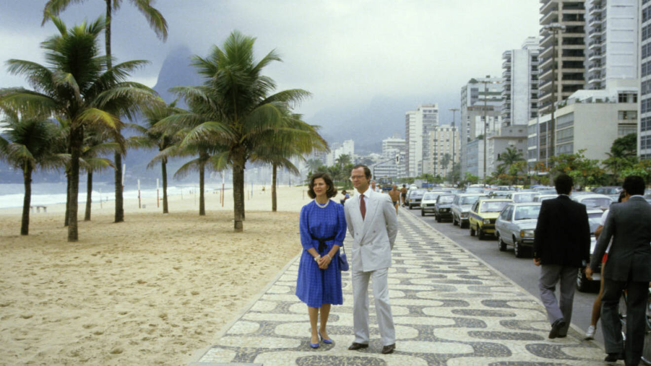 Drottning Silvia tillbringade stora delar av sin uppväxt i Brasilien. Hon och kungen har rest till landet många gånger, här är de i Rio de Janeiro under ett statsbesök år 1984.