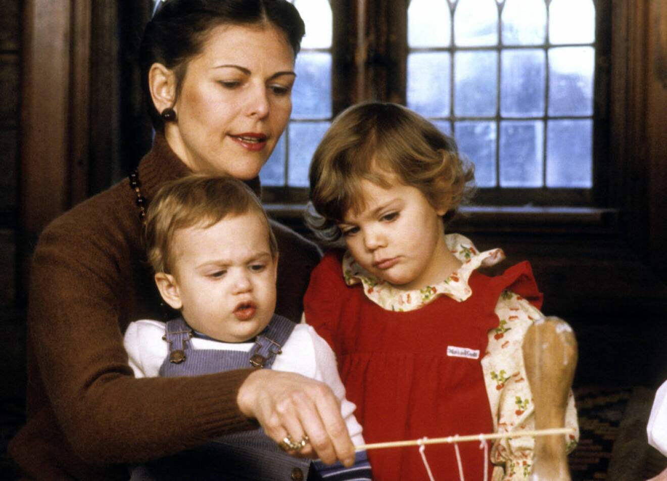 Silvia med Victoria och Carl Philip stöper ljus till julen 1980