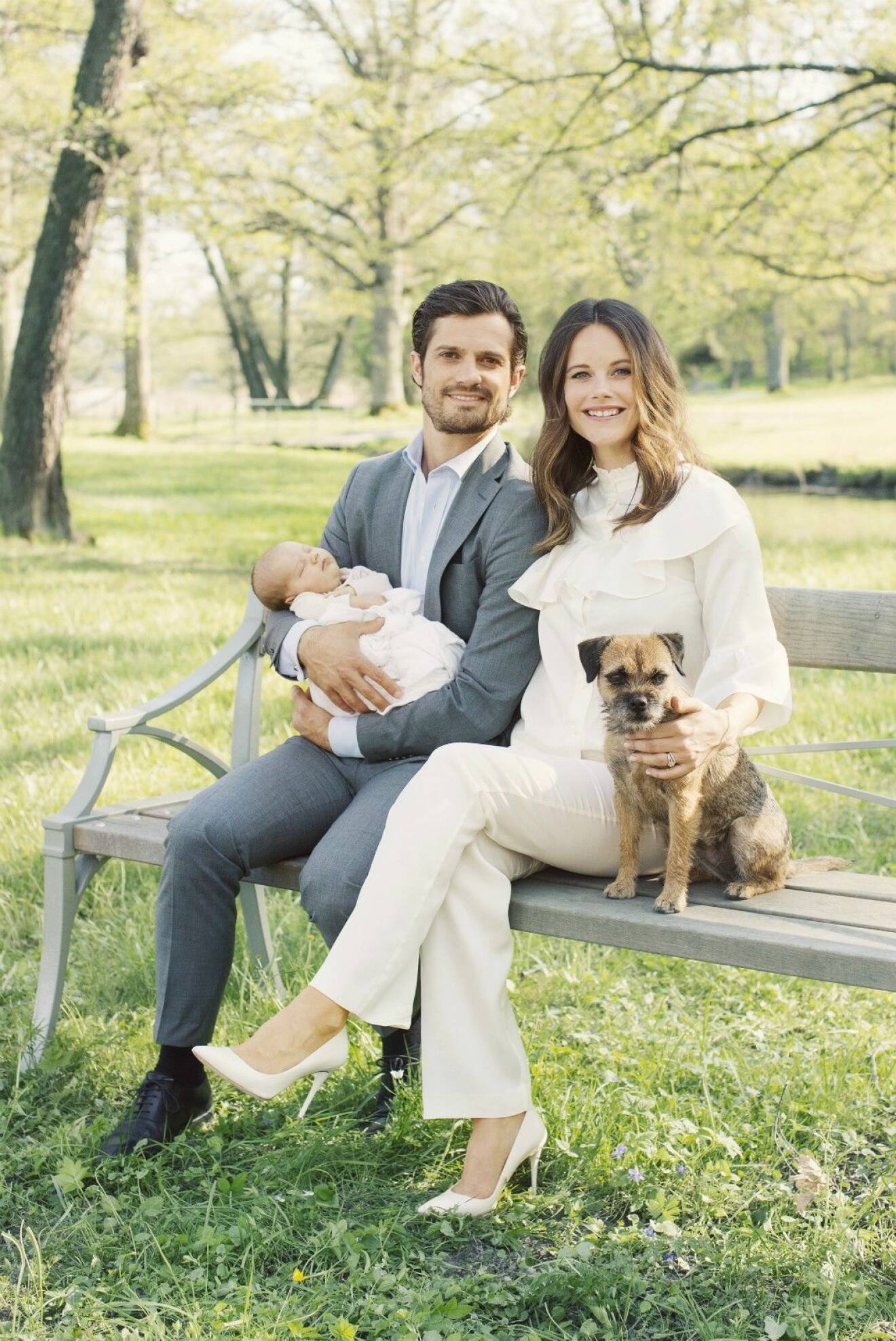 Prins Carl-Philip och prinsessan Sofia tillsammans med lilla hunden Siri