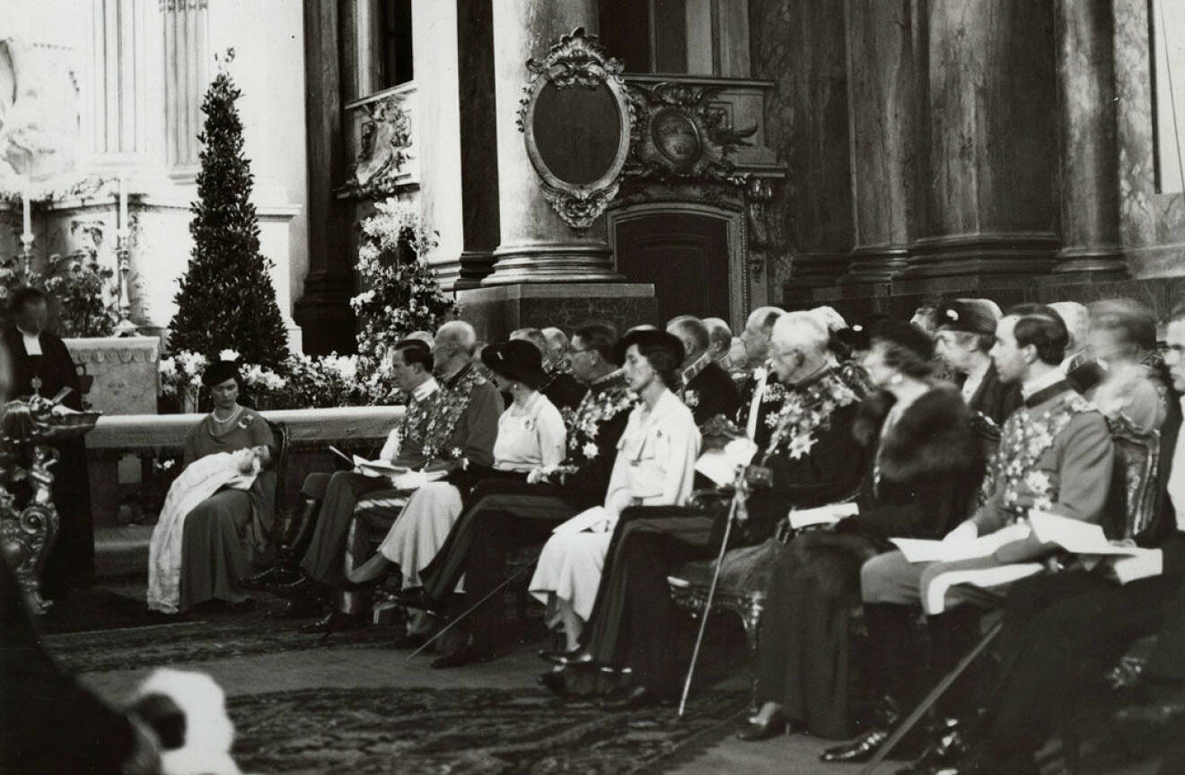 Prinsessan Margaretha av Sverige döps i Storkyrkan, 1935. Hon bärs fram av sin mor prinsessan Sibylla.