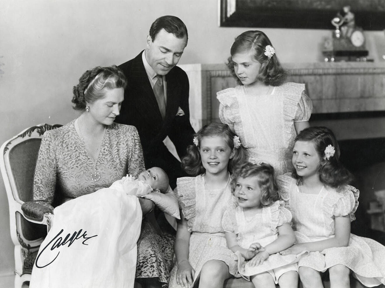 Familjefoto på kung Carl Gustaf med familj år 1946. 