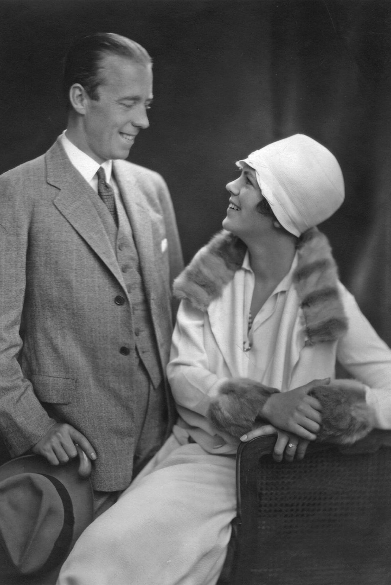Folke Bernadotte där han står i fotostudio tillsammans med sin fru Estelle Manville