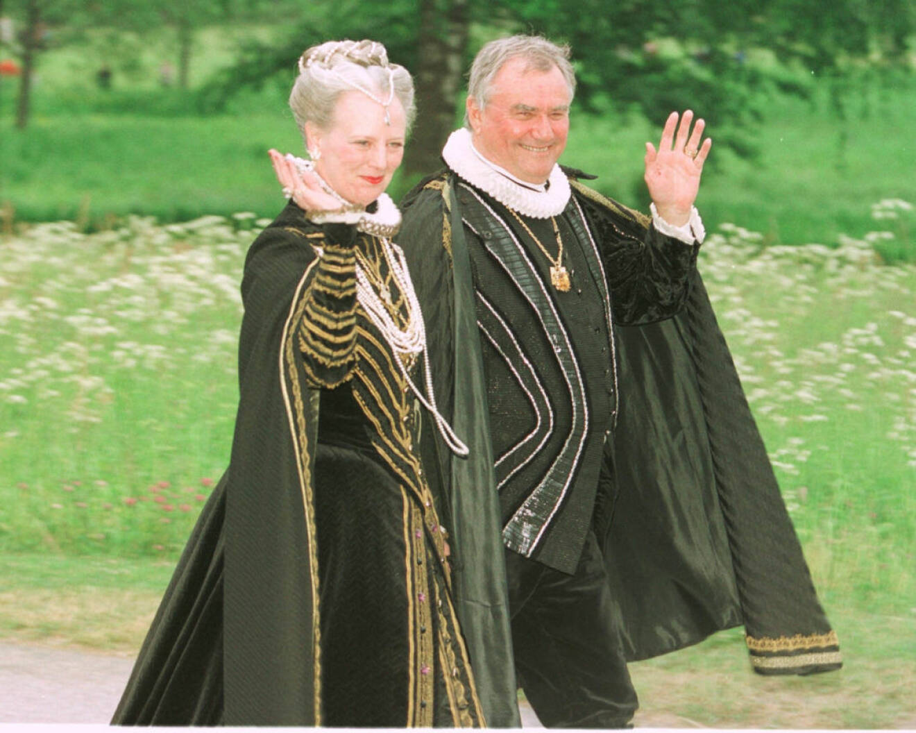Danska kungaparet i tidstypiska kostymer. Även det på vårt svenska kungapars silverbröllops-firande i Mariefred.