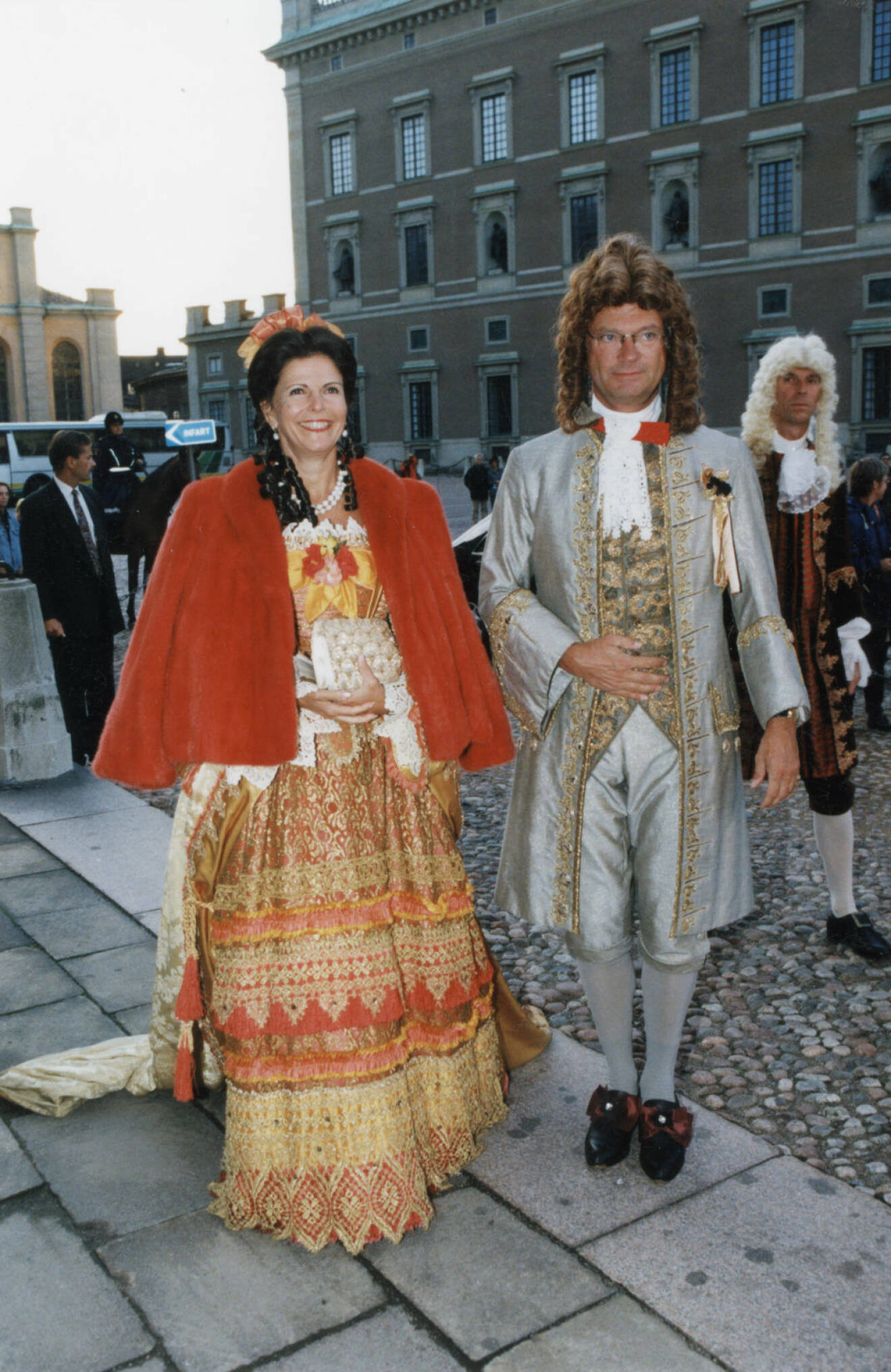 Drottning Silvia och kung Carl XVI Gustaf på maskerad år 1997.