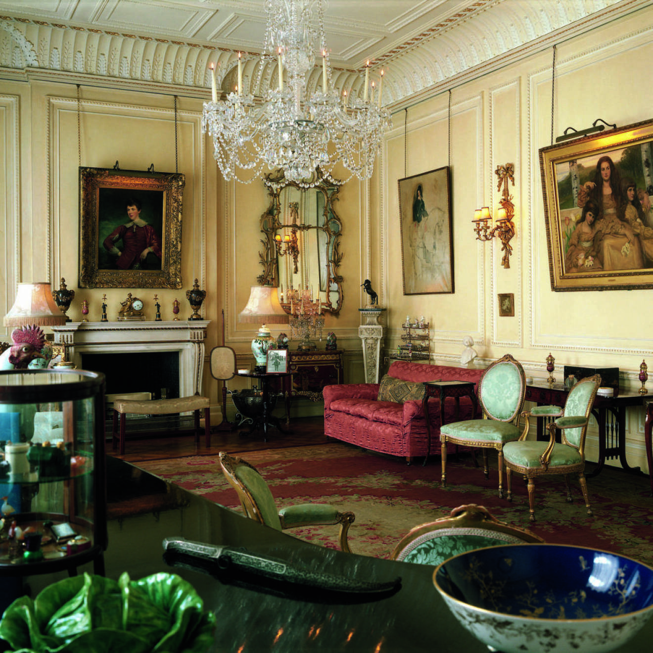 1952-2002 bodde drottningmodern här. Queen Elizabeths Drawing Room är fyllt av konstföremål och målningar. Lägg märke till den vackra spegeln!
