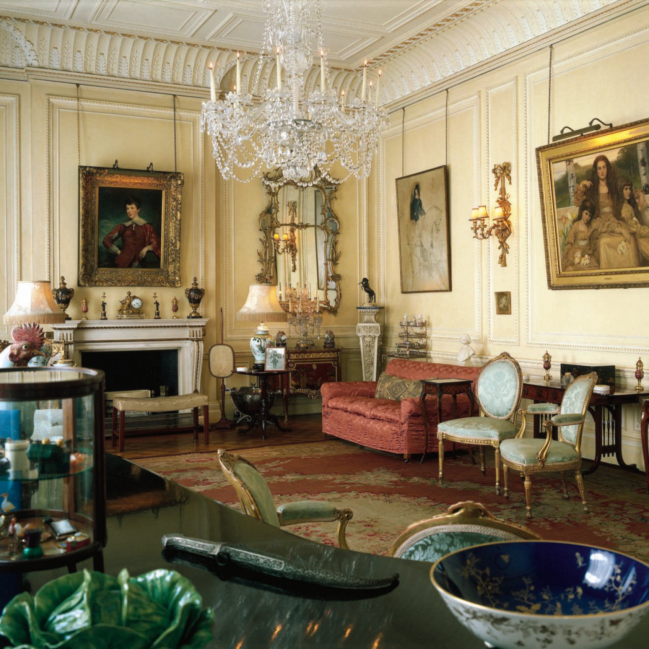 1952-2002 bodde drottningmodern här. Queen Elizabeths Drawing Room är fyllt av konstföremål och målningar. Lägg märke till den vackra spegeln!