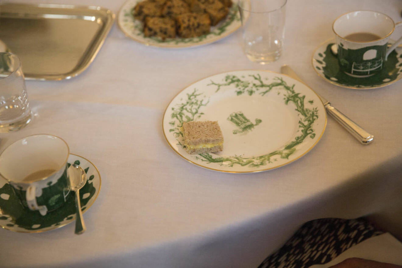Så här dukar man till afternoon tea i Clarence House! Porslinet går i gröna toner och på fatet ligger det mest brittiska av allt – en gurksandwich.