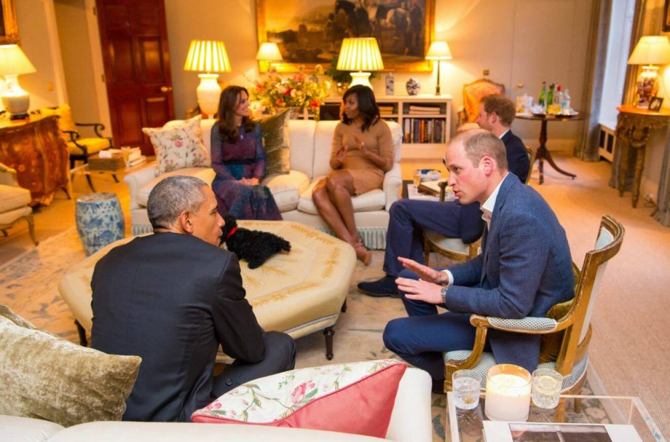 Barack och Michelle Obama hemma hos prins William och Kate. Rummet är ljust och mysigt.