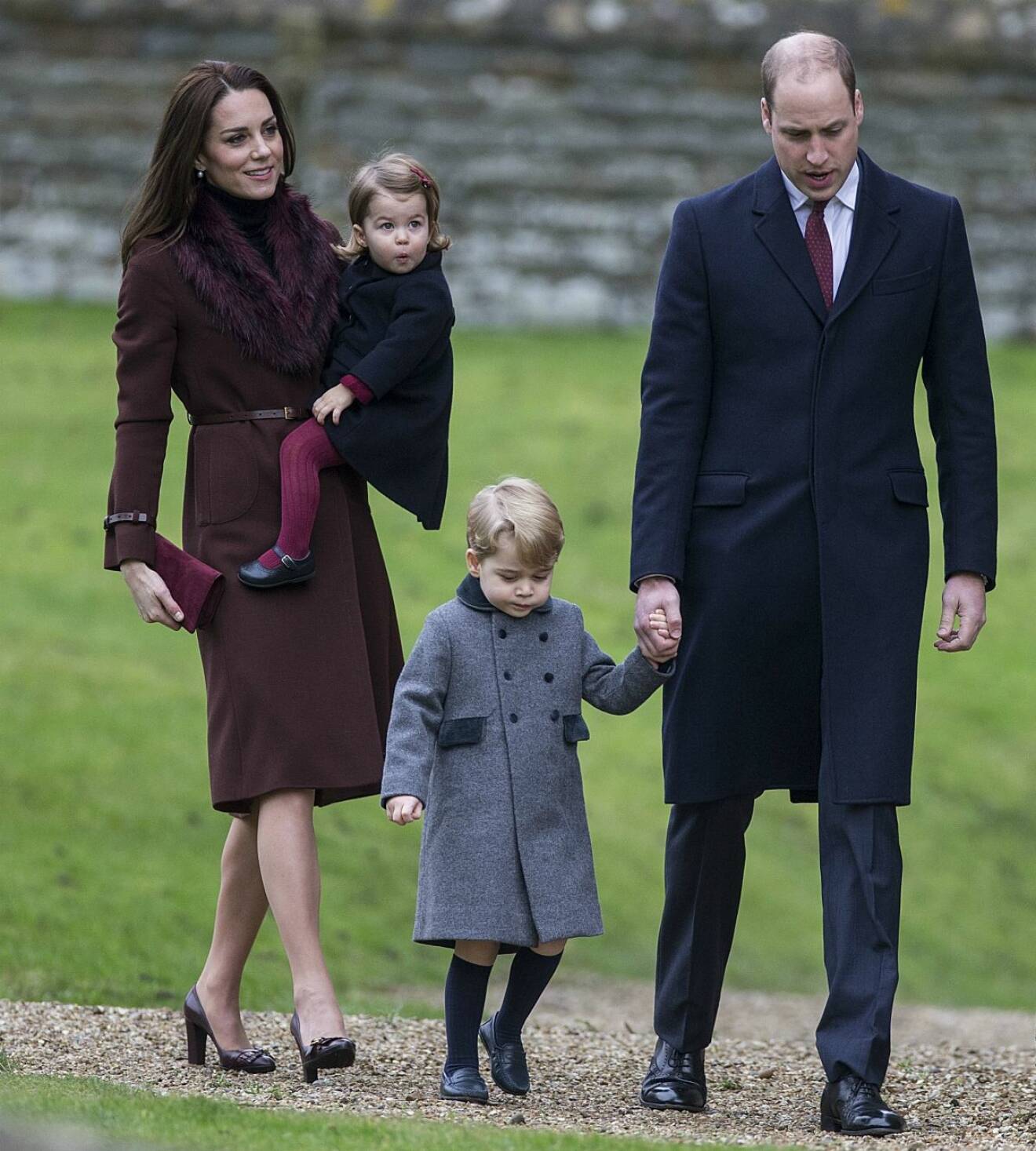 Hertiginnan Kate, prinsessan Charlotte, prins George och prins William påväg till kyrkan för en julgudstjänst. 