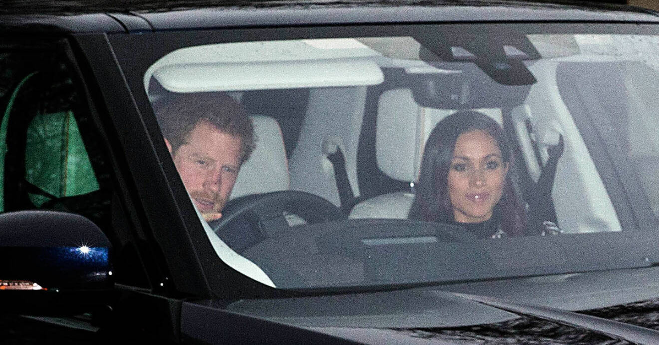 Prins Harry och Meghan åker bil.