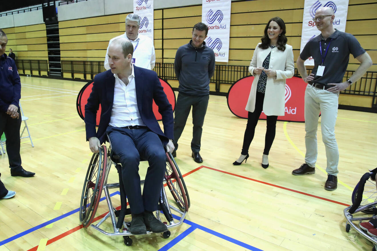Prins William fick testa rullstolen. 