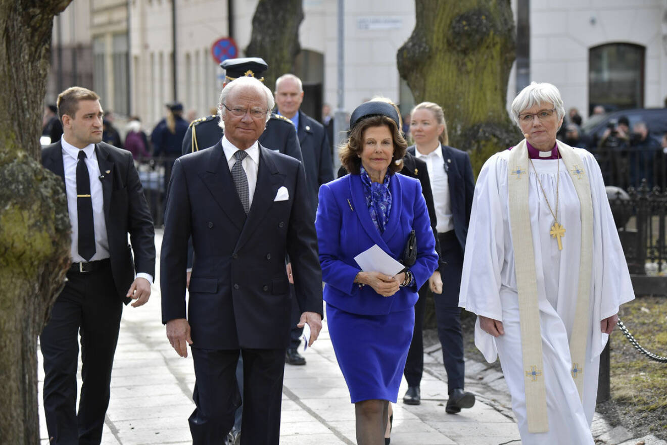 Kung Carl Gustaf och drottning Silvia under minnesgudstjänsten. 