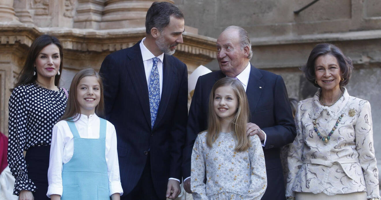 Den spanska kungafamiljen under årets påskmässa. Idel glada leenden för fotograferna. 