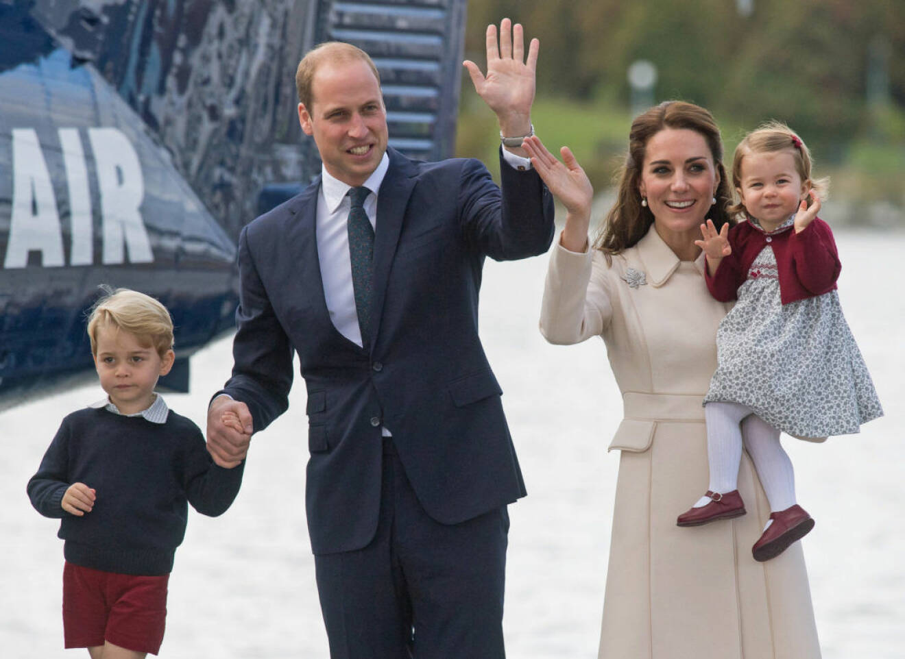 Prins George, Willian, Kate och prinsessan Charlotte. Snart blir de fem i familjen och minstingen Charlotte blir storasyster.