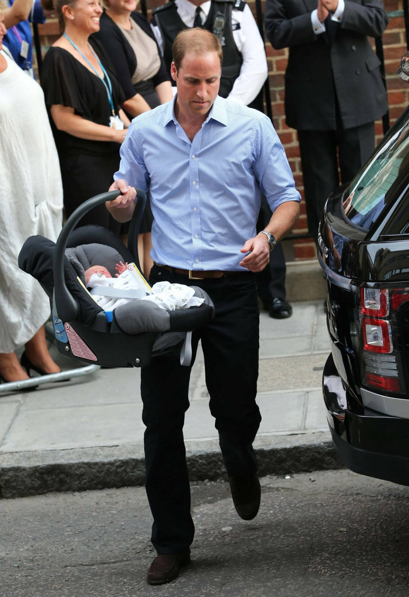 Prins William är en rutinerad småbarnspappa som snart får sitt tredje barn. Här roddar han babybilstolen med nyfödda prins George i 23 juli 2013.