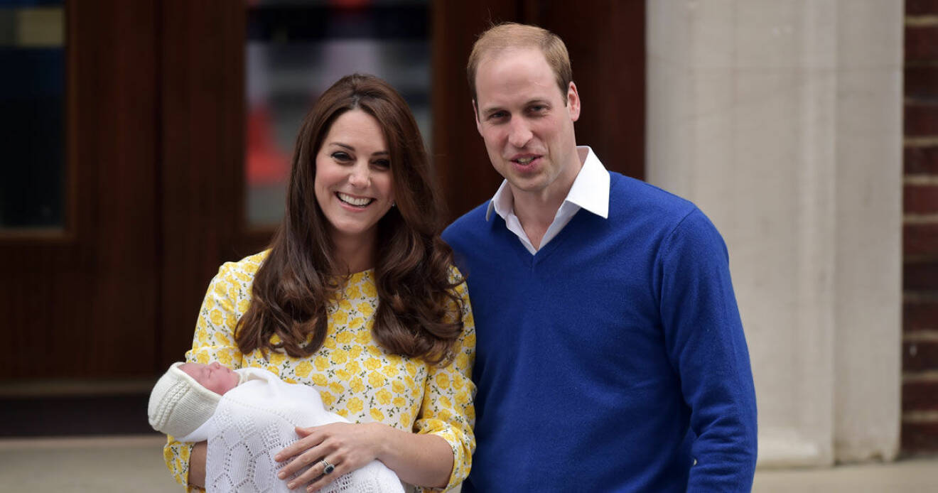 Så här såg det ut när Kate och William visade upp prinsessan Charlotte för första gången. 