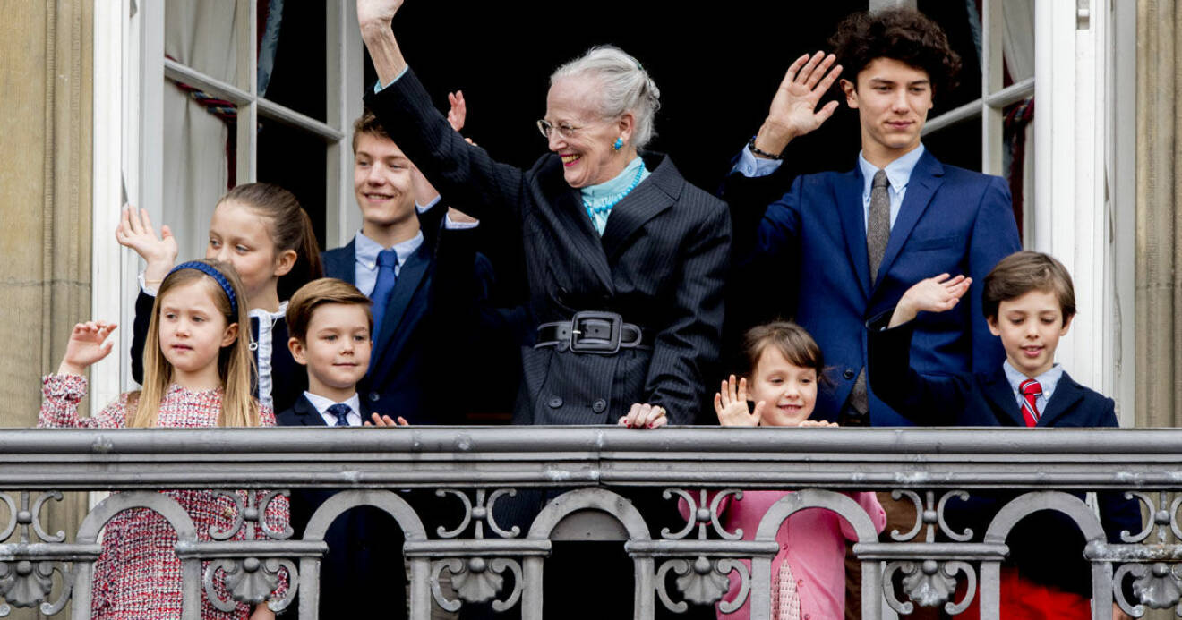 Den danska drottningen Margrethe omgiven av sina barnbarn.