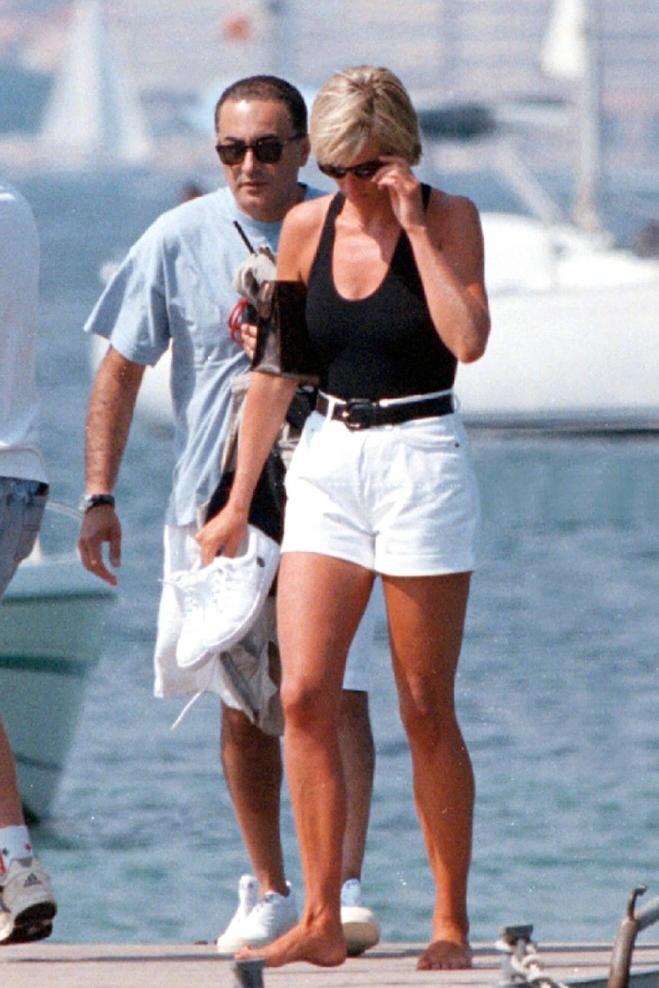 Prinsessan Diana och Dodi Al Fayed går på en brygga.