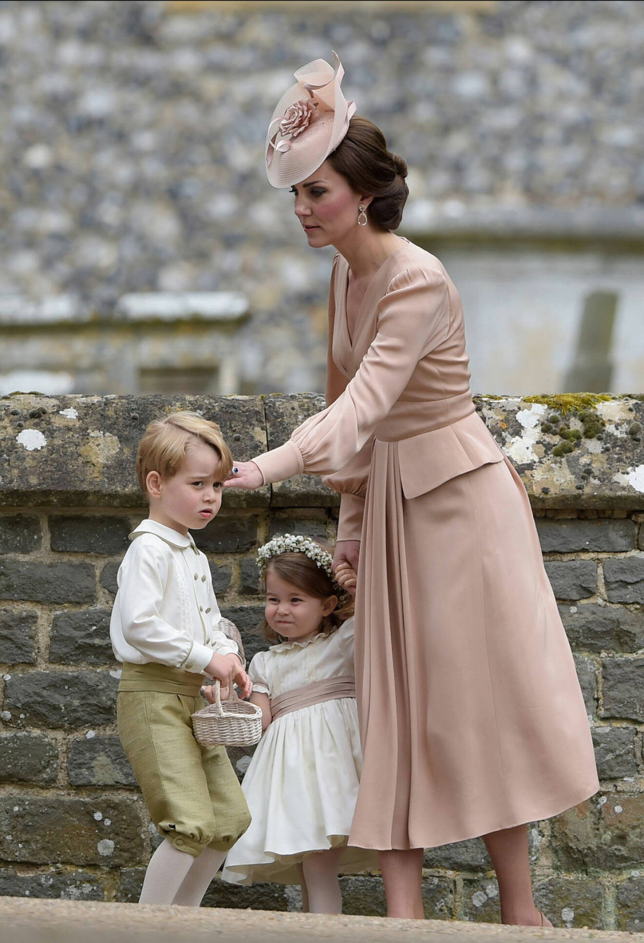 Snart får de dra på sig finkläderna och gå på bröllop igen. Här syns Kate, George och lilla Charlotte på armens moster Pippa Middletons bröllop 20 maj 2017. Nästan exakt på årsdagen, 21 maj 2018, gifter sig nu Williams bror Harry.