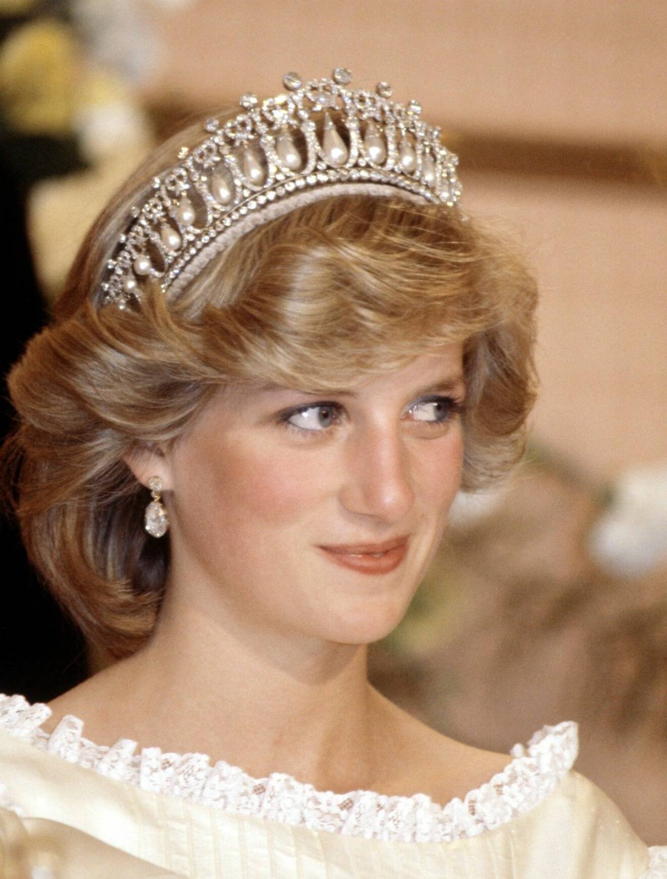 Prinsessan Diana med Cambridge Lover's Knot.