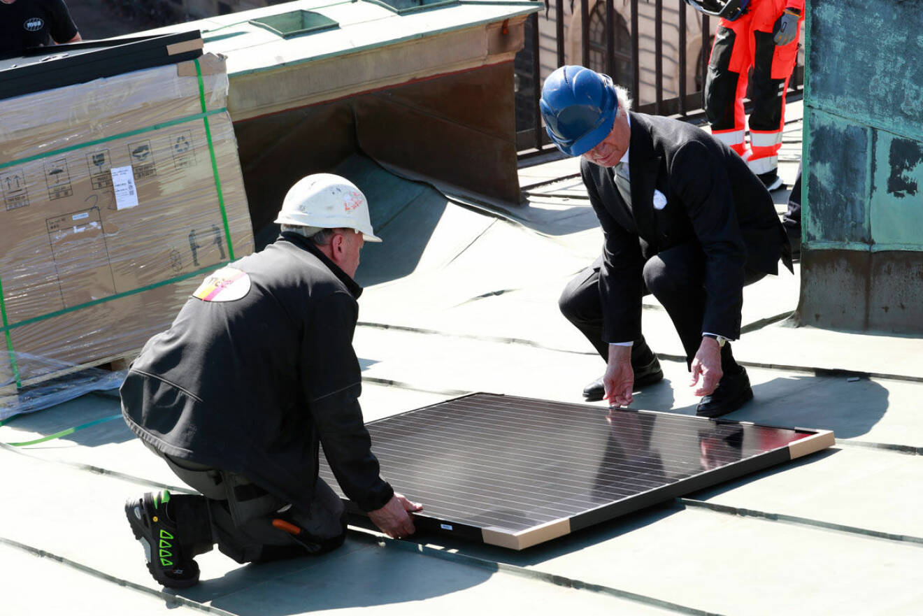 Kung Carl Gustaf monterar solceller.