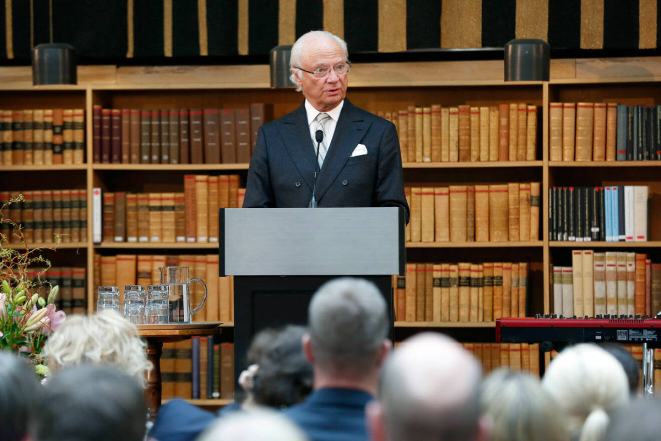 Kung Carl Gustaf håller tal under Riksarkivets firande. 