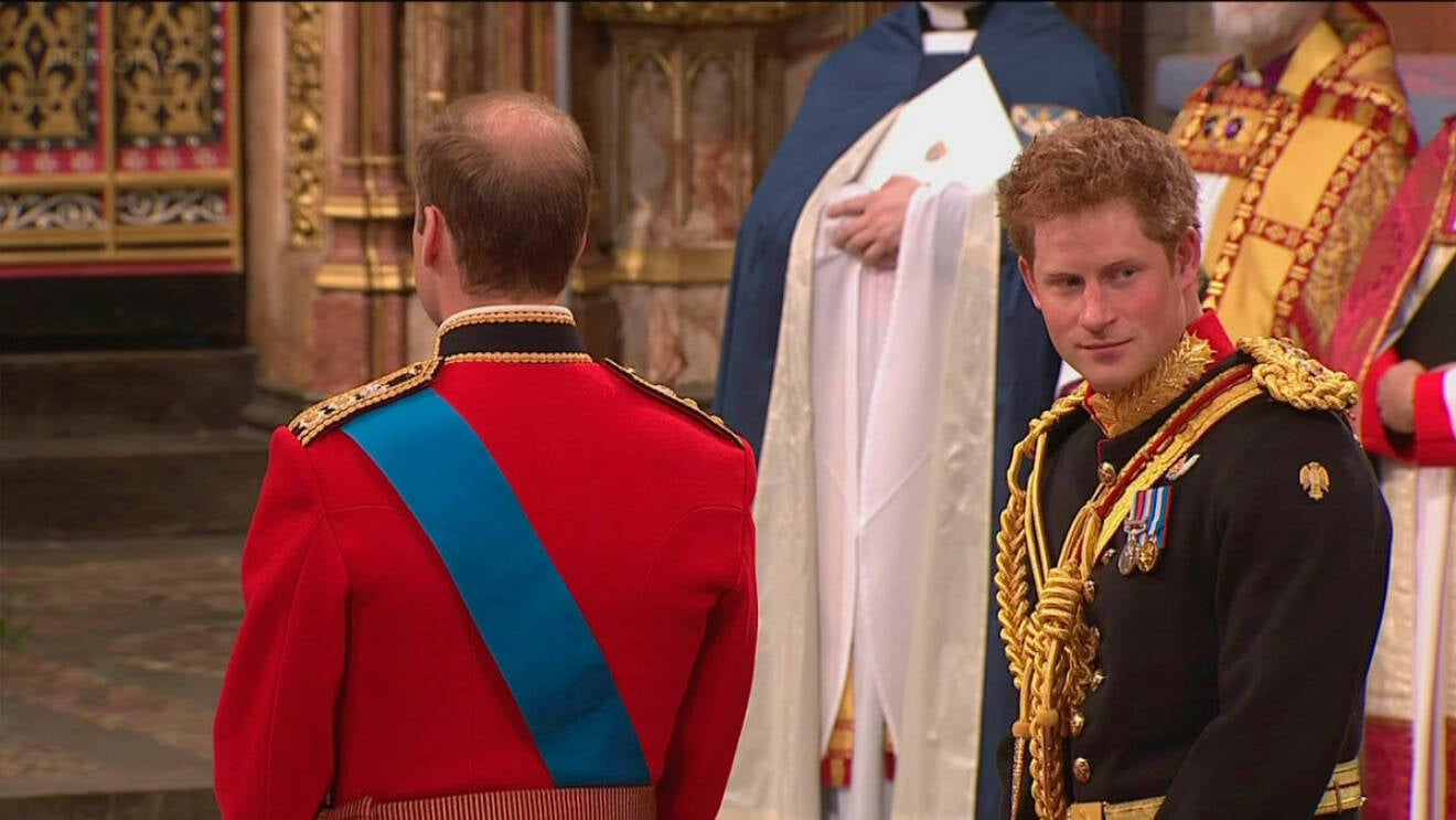 Inne i Westminster Abbey stod prins William nervöst och väntade med ryggen mot ingången. Prins Harry höll koll på när Kate äntrade kyrkan. 