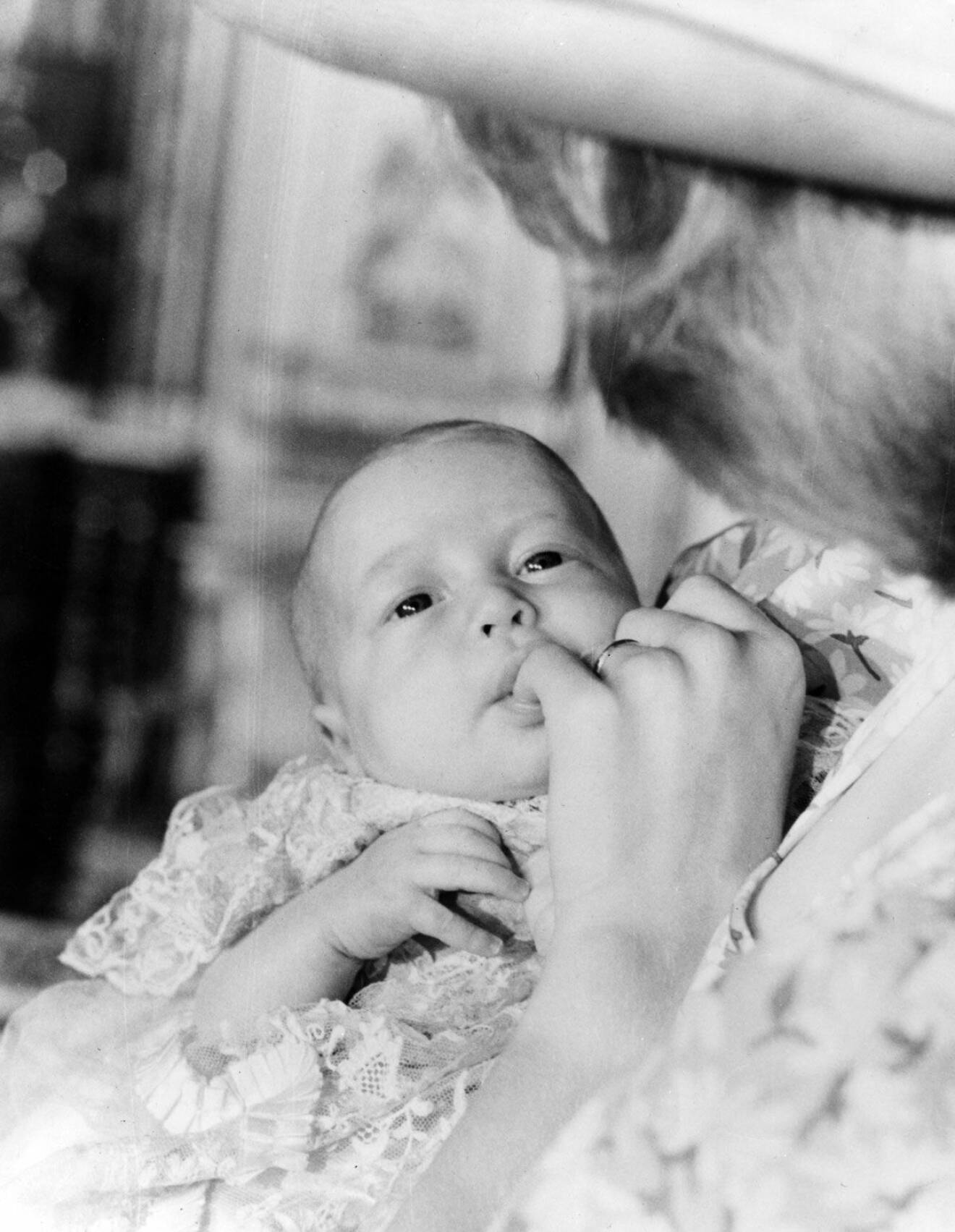 Prins William i mamma Dianas famn efter sitt dop 1982.  
