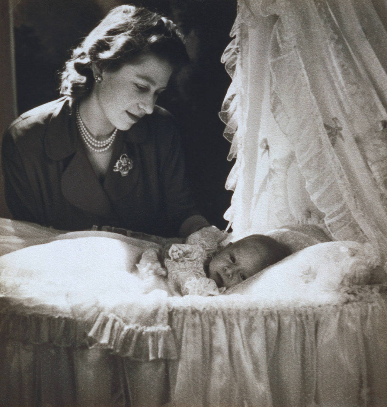 Drottning Elizabeth med nyfödda prins Charles. 