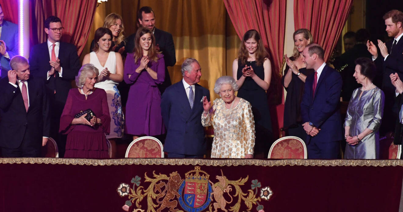 Brittiska kungafamiljen grattar drottning Elizabeth som fyllde 92 år.