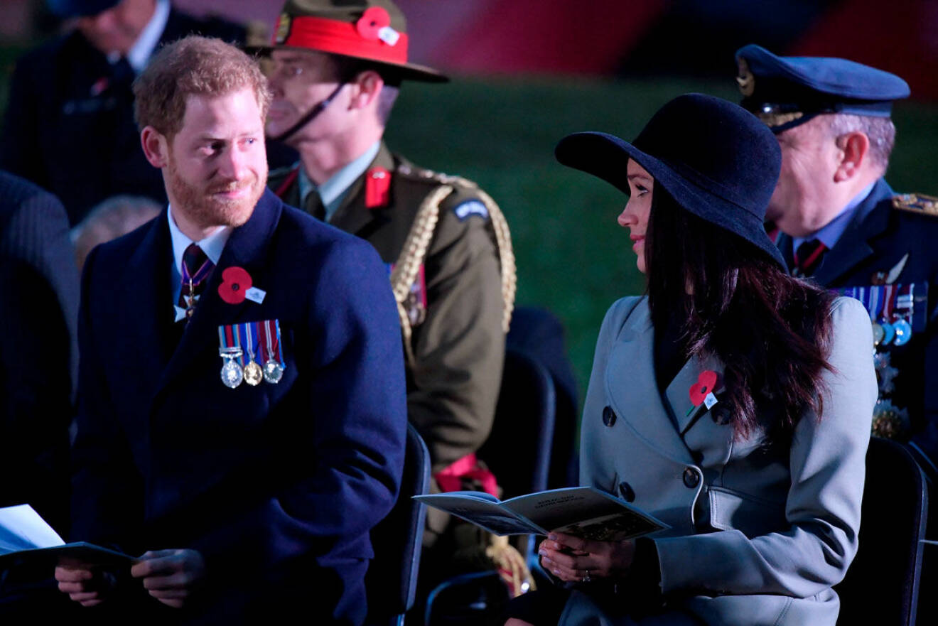 Prins Harry och Meghan Markle tittar kärleksfullt på varandra 