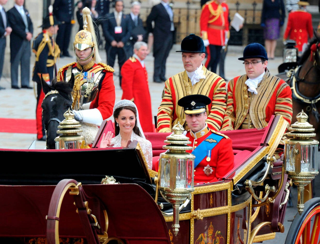 Hertiginnan Kate och prins William åker häst och vagn. 