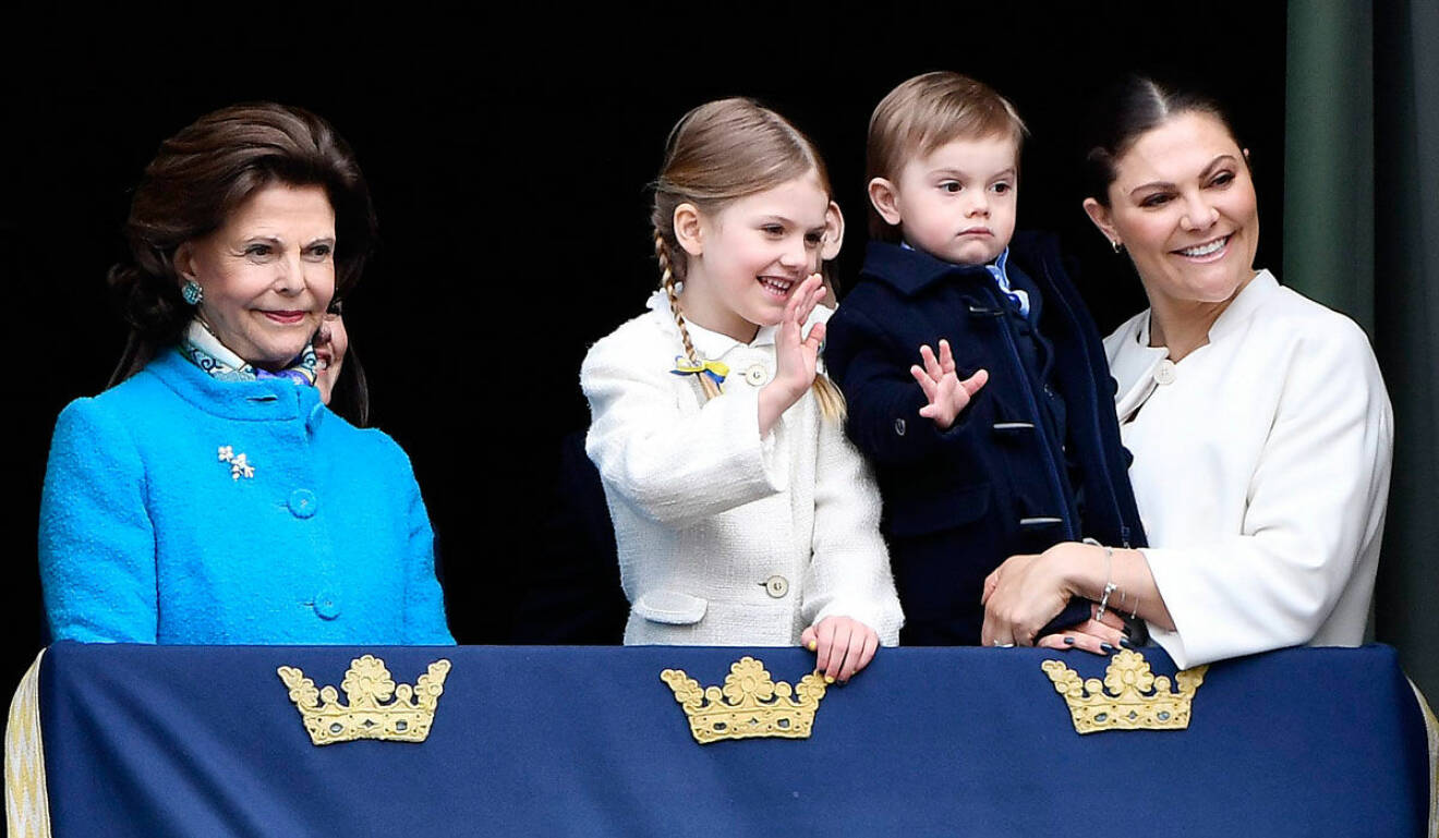 Drottning Silvia, prinsessan Estelle, prins Oscar och kronprinsessan Victoria firade kungen från slottsbalkongen.