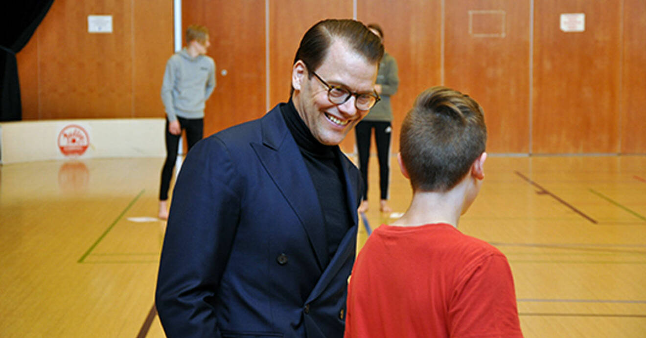 Prins Daniel träffade skolelever i Finland. 