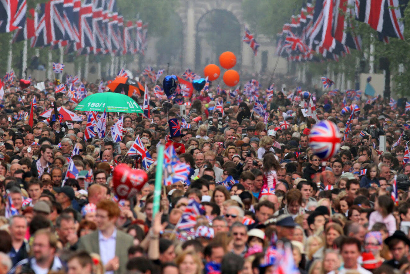 Hundratals människor som firar på Londons gator. 