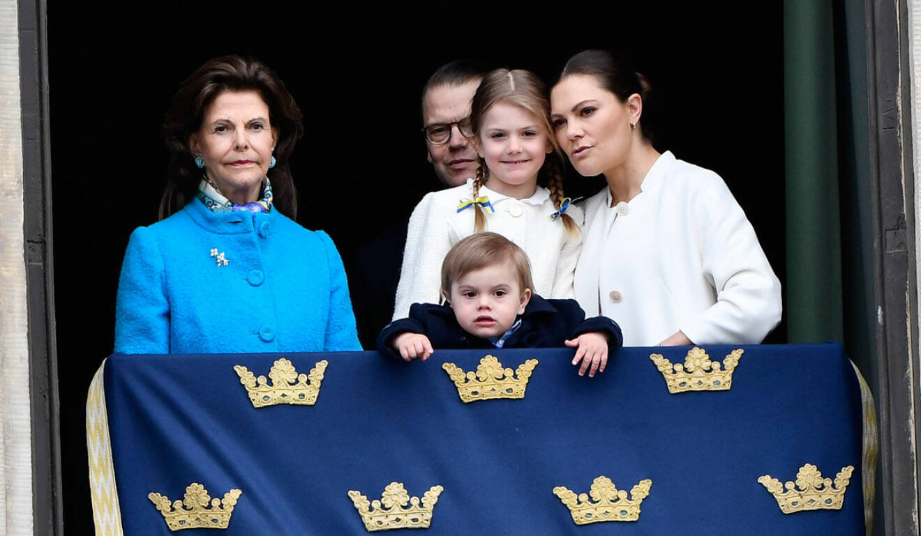 Drottning Silvia i blått, prinsessan Estelle, prins Daniel, prins Oscar och kronprinsessan Victoria under kungens 72-årsdag.