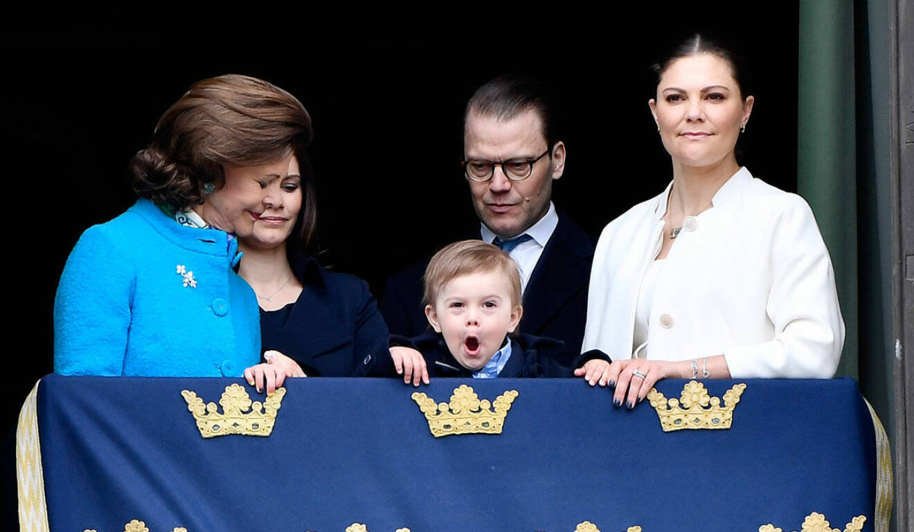 Drottning Silvia, prinsessan Sofia, prins Daniel och kronprinsessan Victoria. I mitten gör prins Oscar en tokig min.