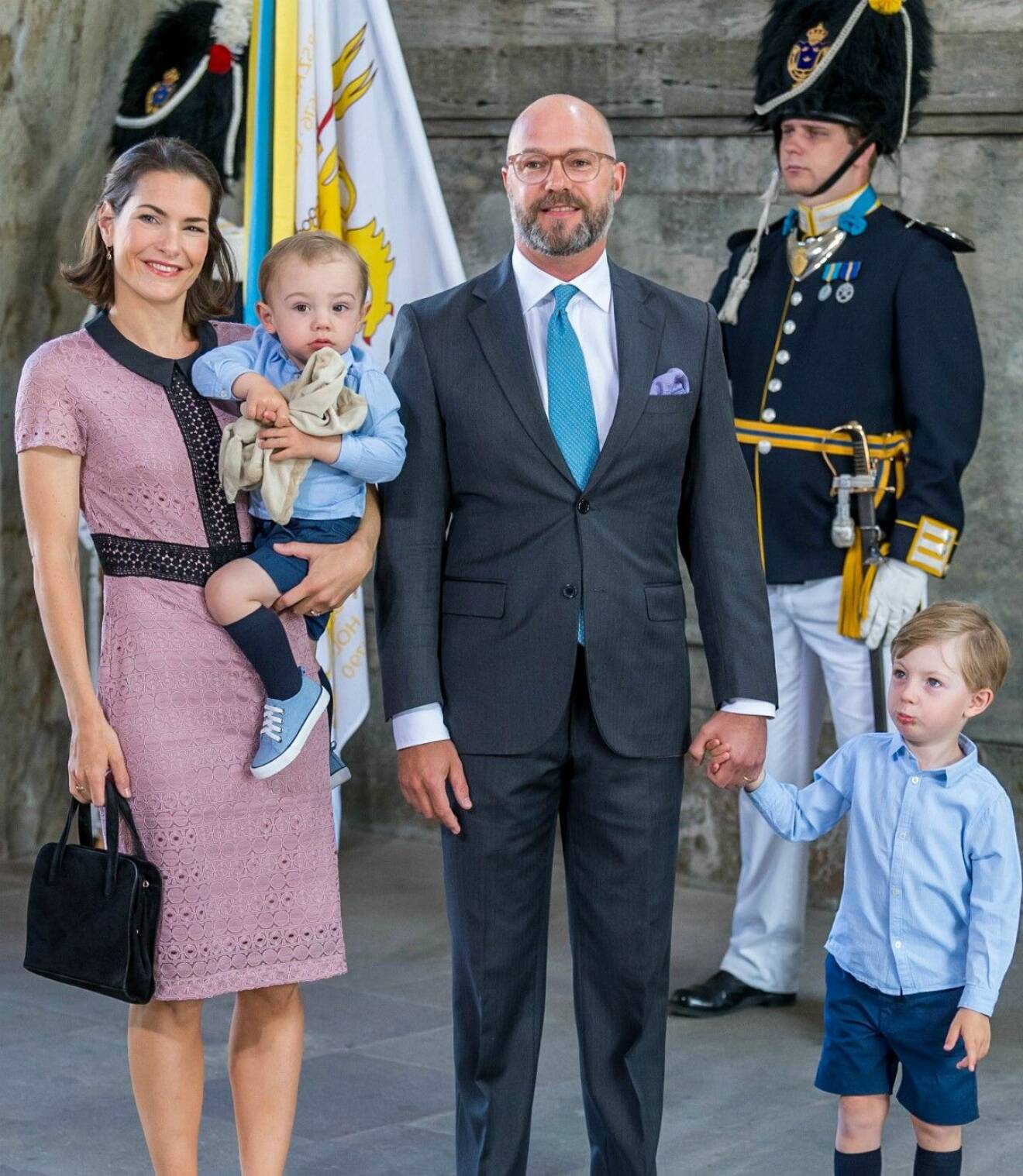 Prinsessan Christinas son Oscar med sin fru Emma och barnen Albert och Henri.