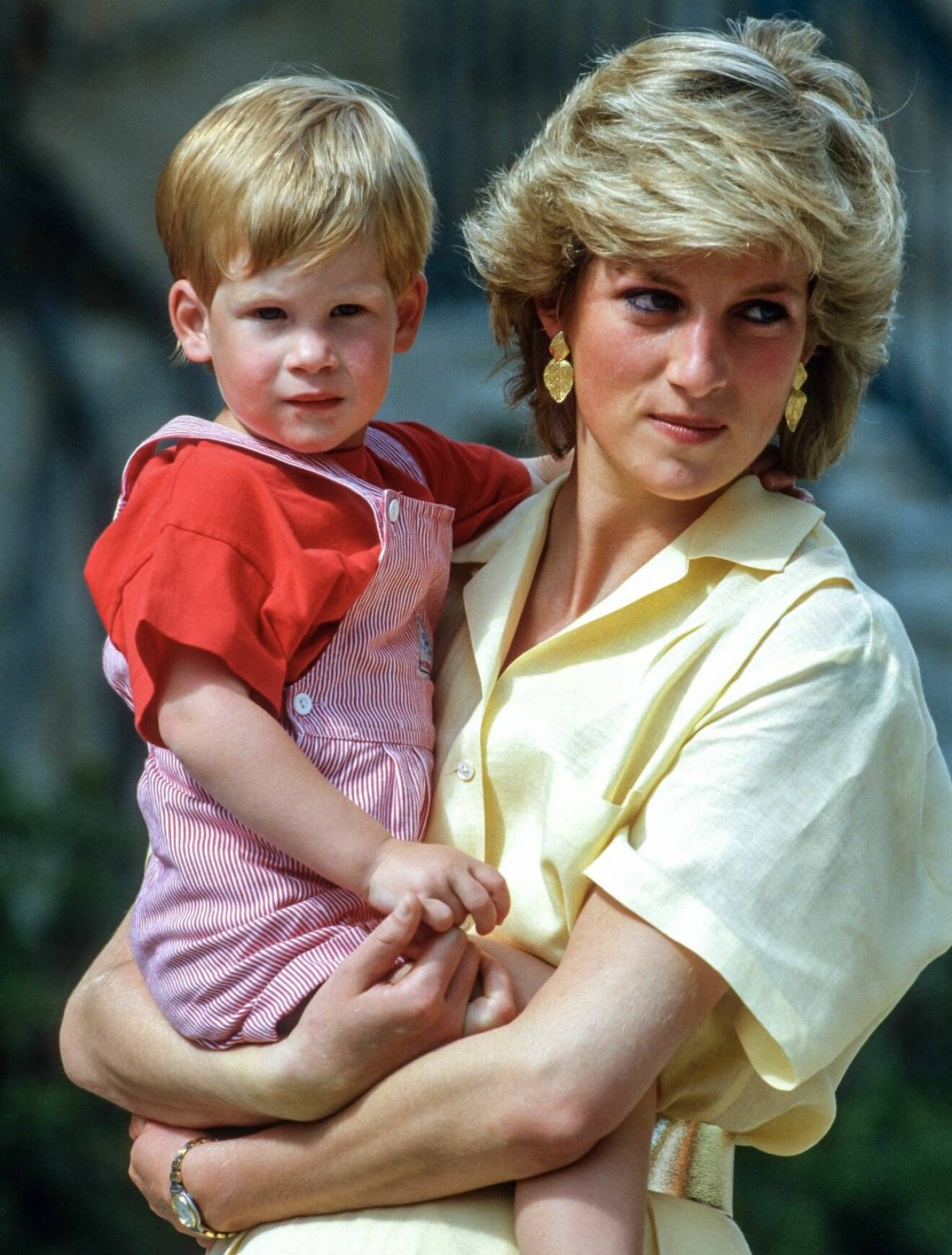 Prins Harry i mamma Dianas famn.