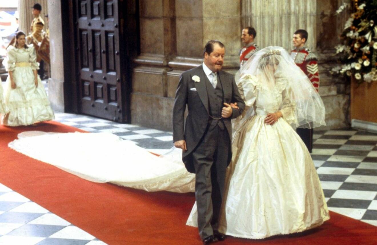 Prinsessan Diana på väg in i kyrkan på sin bröllopsdag tillsammans med sin pappa. 