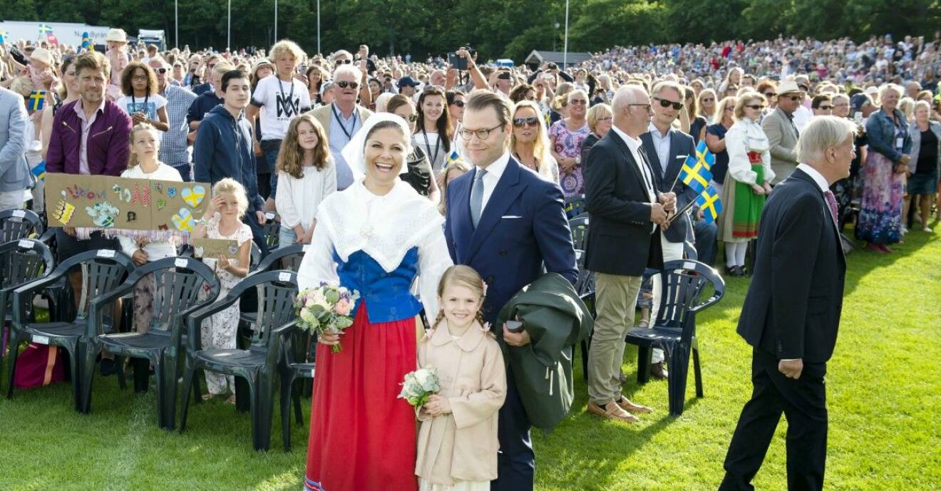 Kronprinsessan Victoria, prins Daniel och prinsessan Estelle på Victoriadagen på Borgholms Idrottsplats 2017.