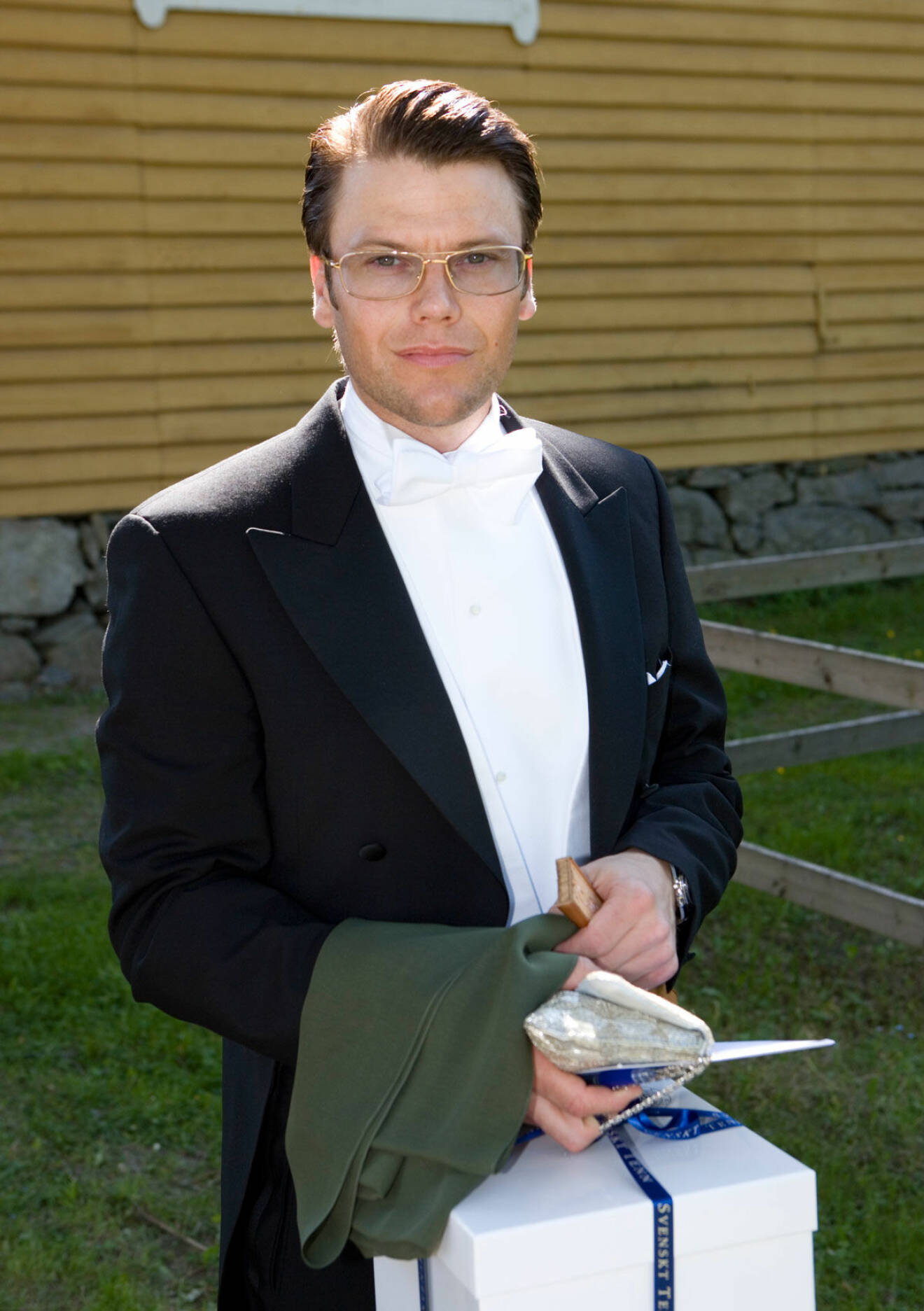 Prins Daniel håller i bröllopspresenten från Svenskt tenn.