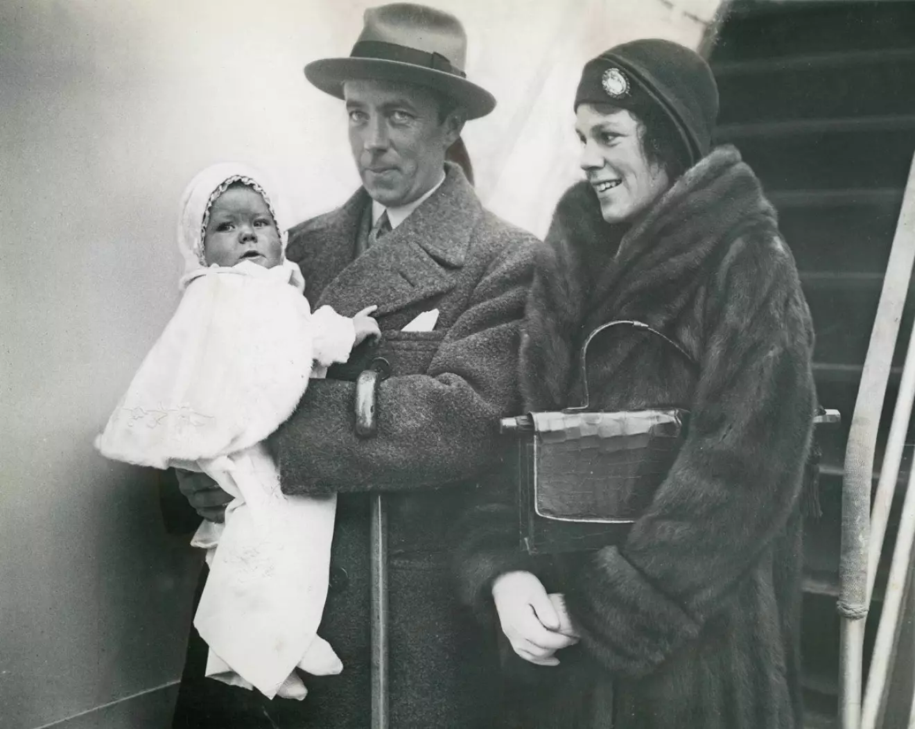 Folke och Estelle Bernadotte år 1930 med förstfödde sonen Gustaf. 