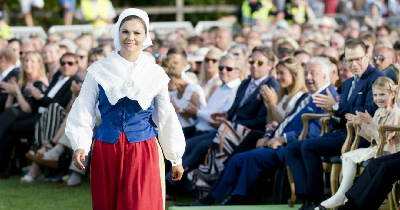 Kronprinsessan Victoria i Ölandsdräkt på Victoriadagen 2017.