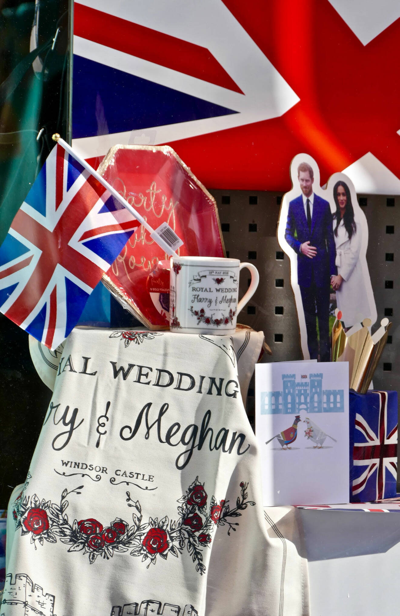 Överallt säljs det bröllopsrelaterade saker inför Harry och Meghans bröllop
