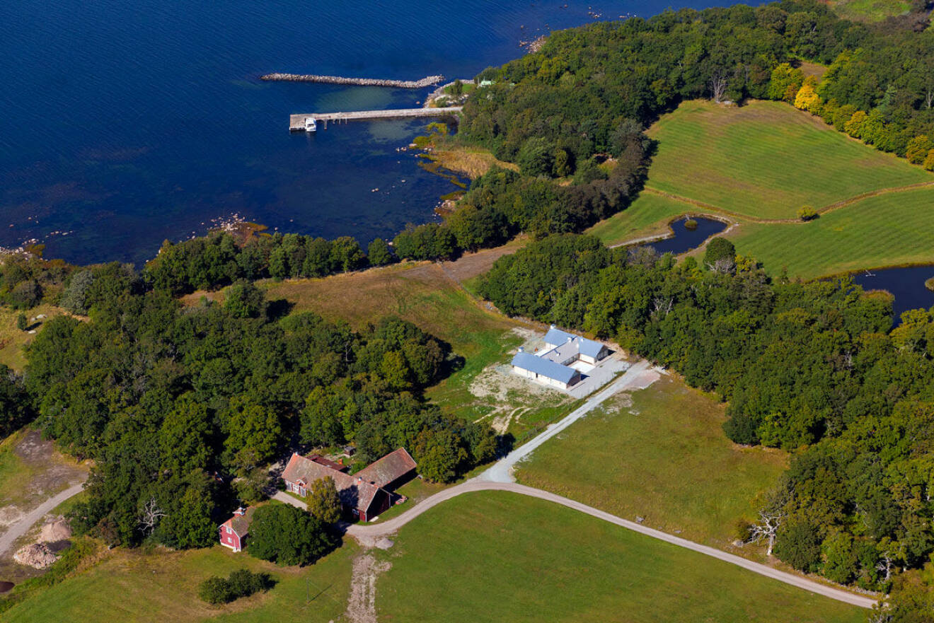 Från Villa Skönvik syns bryggan utanför båthuset. 