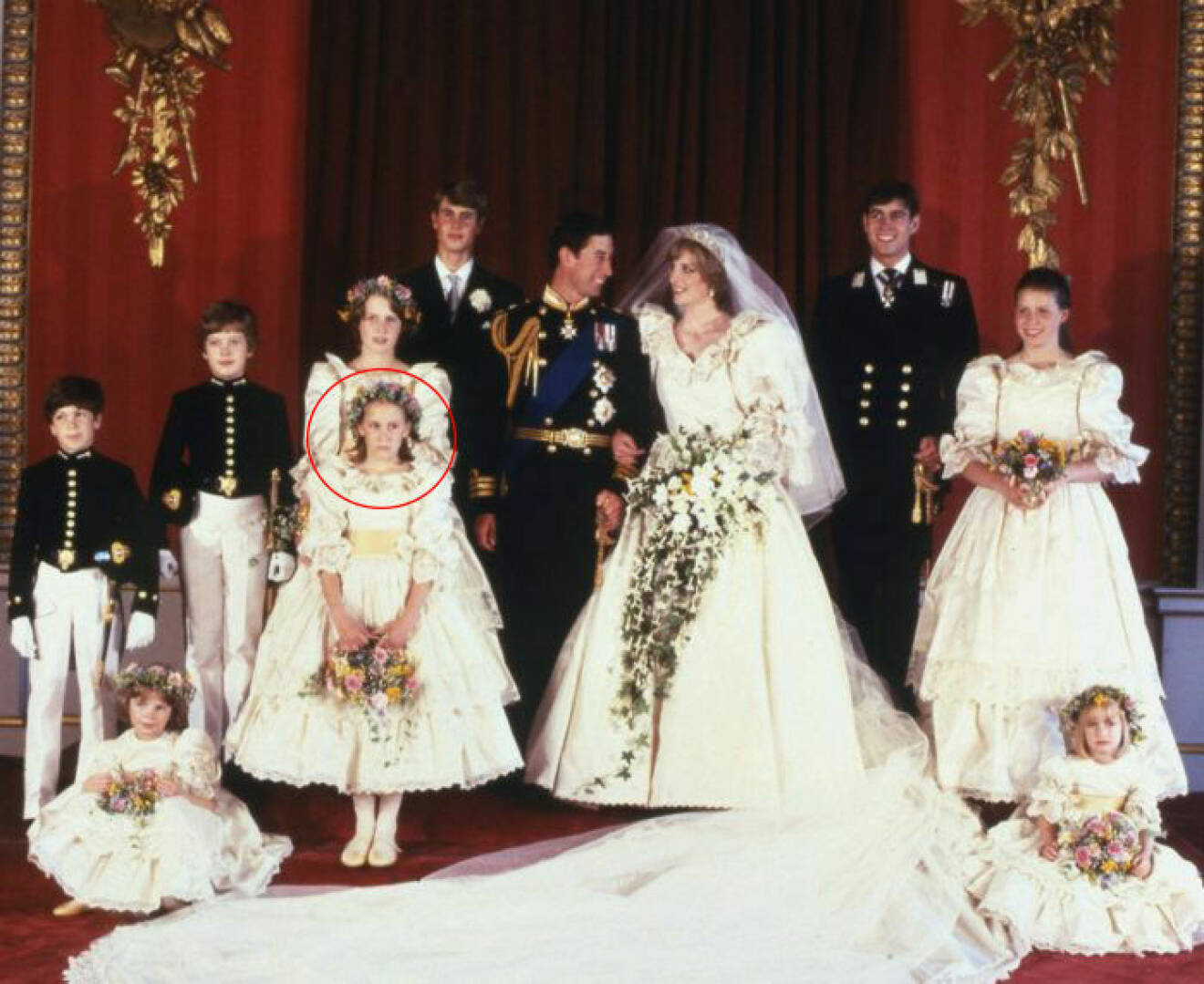 Dianas bröllop den 29 juli 1981. Sarah-Jane står längst fram till vänster.