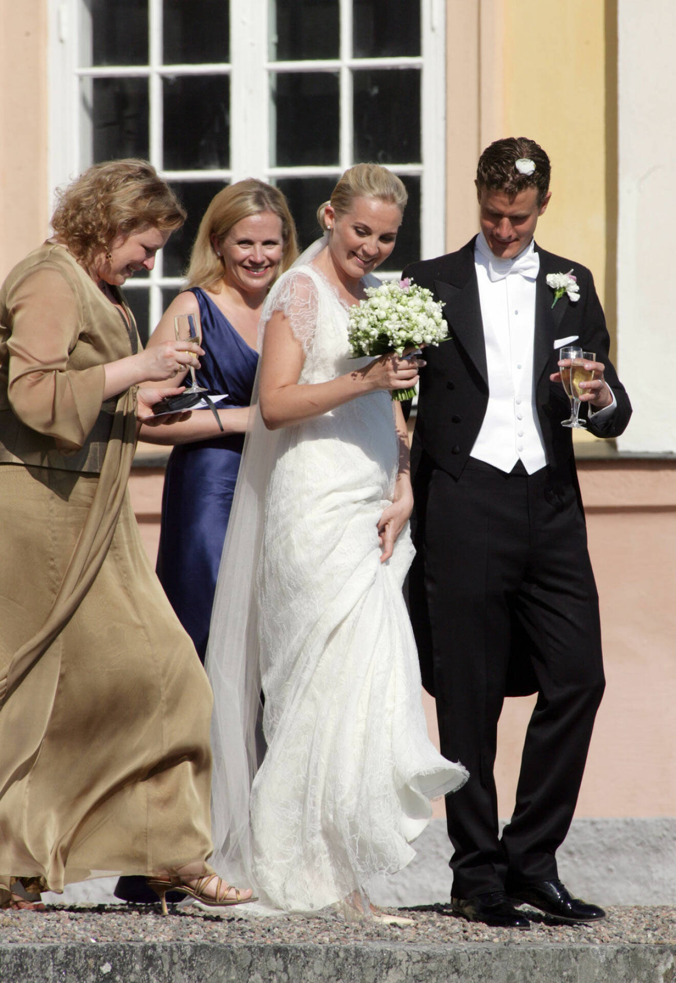 Brudparet Rebecka Svensson och Gustaf Wiiburg med gäster