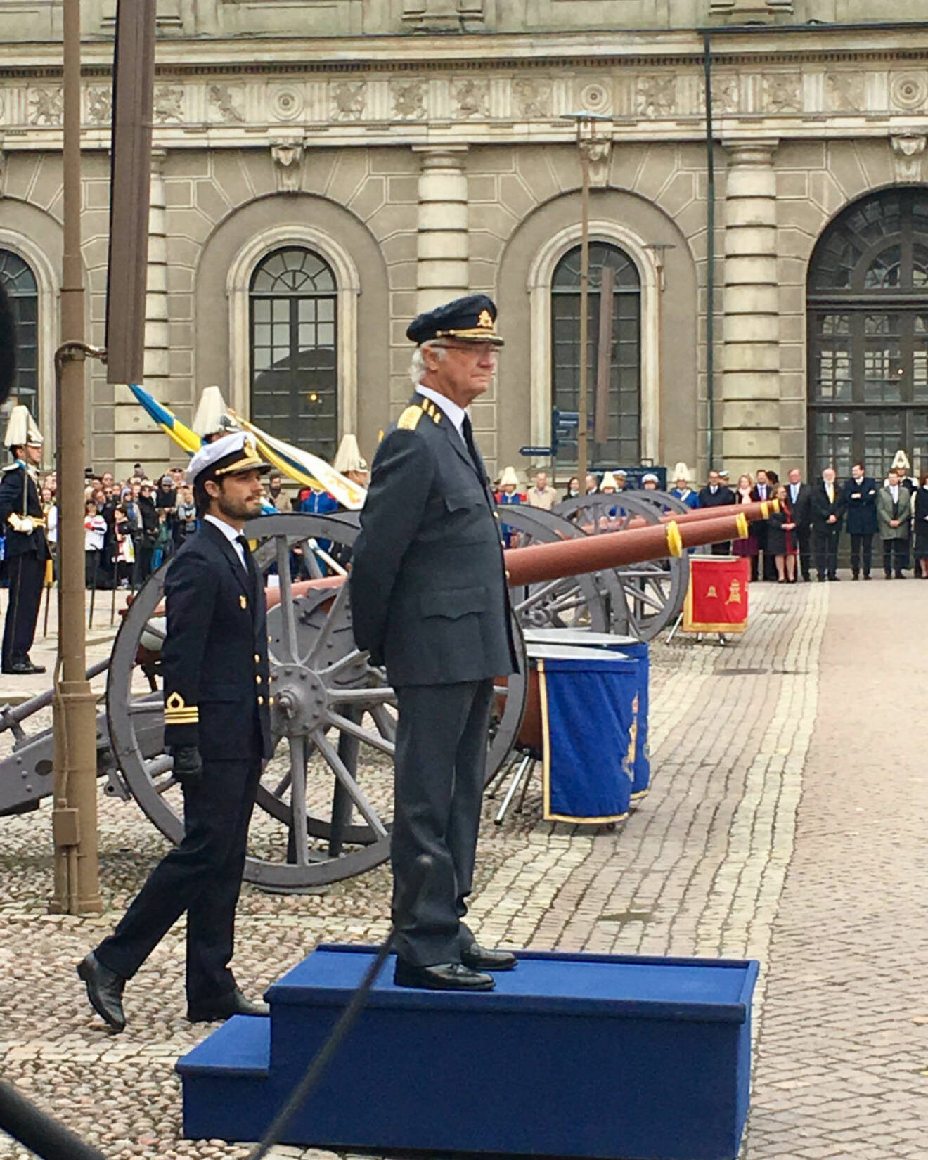 Kung Carl Gustav på 72-årsdagen tillsammans med prins Carl Philip