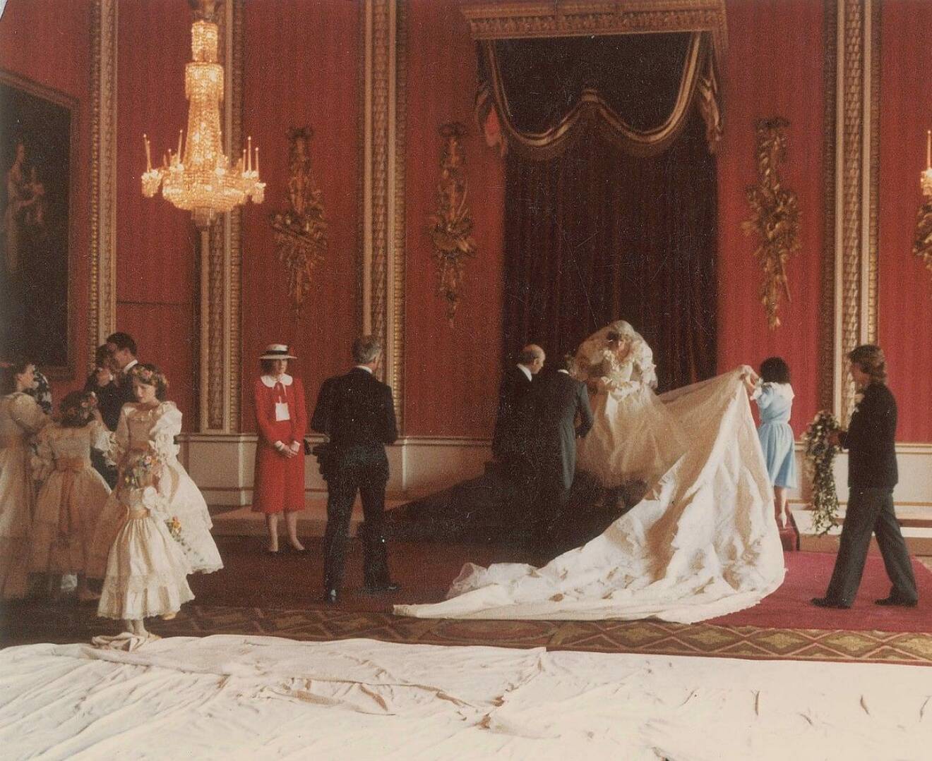 Bakom kulisserna på prinsessan Dianas bröllop den 29 juli 1981.